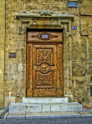The doors of Cours Mirabeau have  the same class of noble ladies of the past...