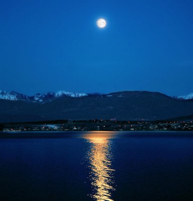 When the lake wears only the moonlight to seduce the mountains...