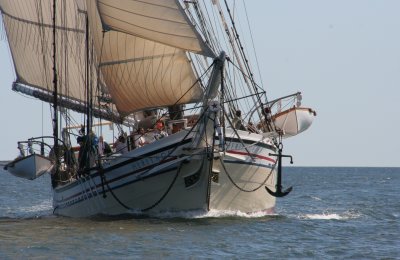 Heritage approaching anchor,Maine