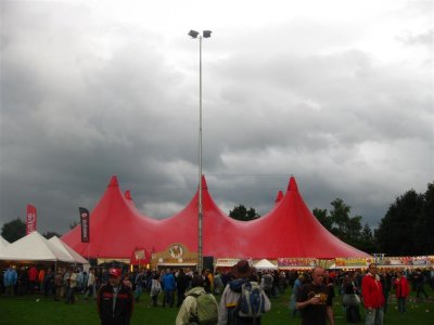 Wolkjes boven de tentstage