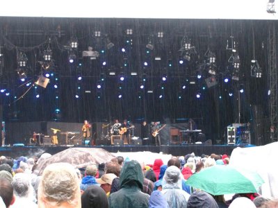 The Waterboys spelen achter een watergordijn. Overigens ook puike muziek!