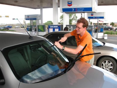 Roy learning to clean the windscreens ;-)
