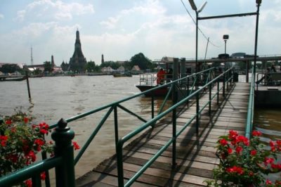 Crossing the river to Wat Arun