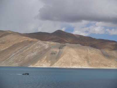 Pangong-tso straddles the border with India and China (Tibet) and so it is a very sensitive area militarily.  Here an Indian gun
