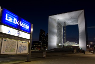 La Grande Arche and metro