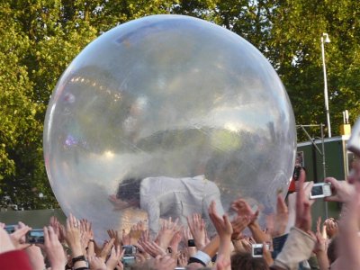 Wayne Coyne Meets His Audience