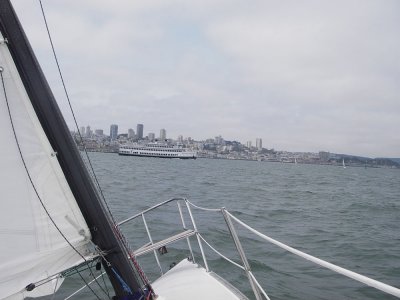 38 Dazzler heads for Hornblower at SF