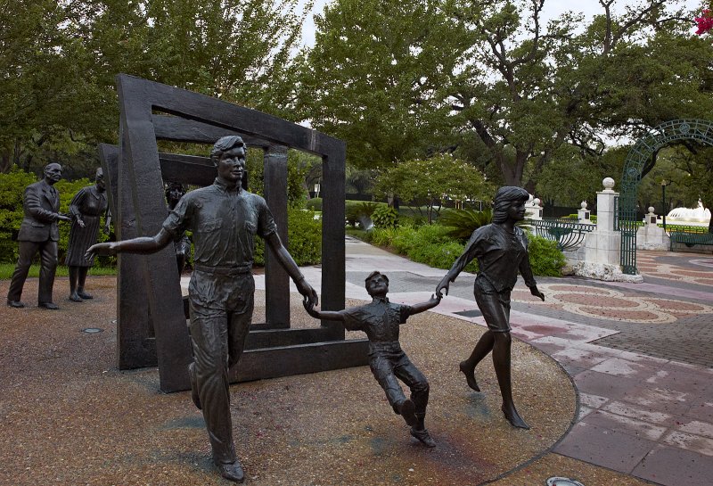Bloch Cancer Survivors Plaza 02