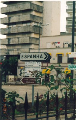 Sign pointing to Spain