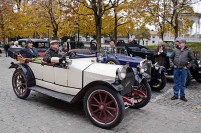 Jan T arrives  throning in the rear of his Hupmobile anno 1914 - Book Launch 24.10.2009 - Samleren  - by Jrn Bhmer Olsen
