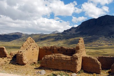 Ruins along Route 3A south of Huancavelica