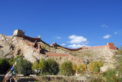 The wall along the northern rim of Pelkor Chöde Monastery seen from the southwest