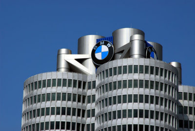 Mnchen - BMW Hauptquartier Vier-Zylinder