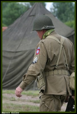 Soldat americain dans le camp de carentan.