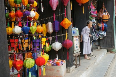Shopkeeper Hoi An Viet Nam.jpg
