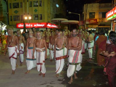 Divya pranda goshti during vijayadasami-swamy vedanchachar thirunakshtra purappadu.jpg