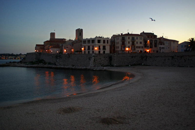 La Gravette at night
