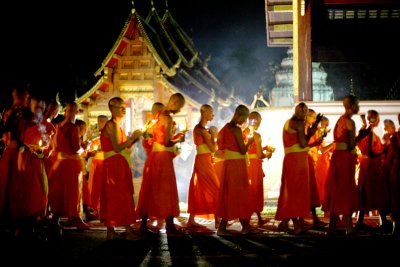 Monk Procession Phra Singh.web.jpg