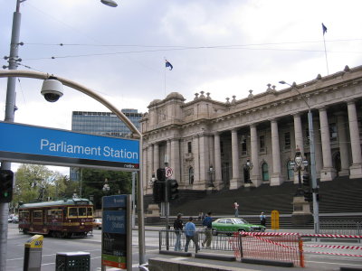 View of an approaching City Circle Tram near Parliament Station. This is a free tourist-oriented service circling the CBD