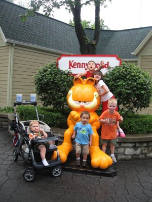 Alex,Noah, Kyle, Ryan, Sarah at Garfield Statue @ Kennywood