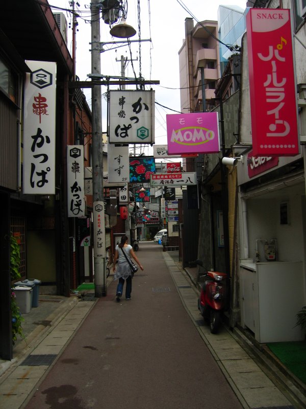 Takayamas nightlife district by day