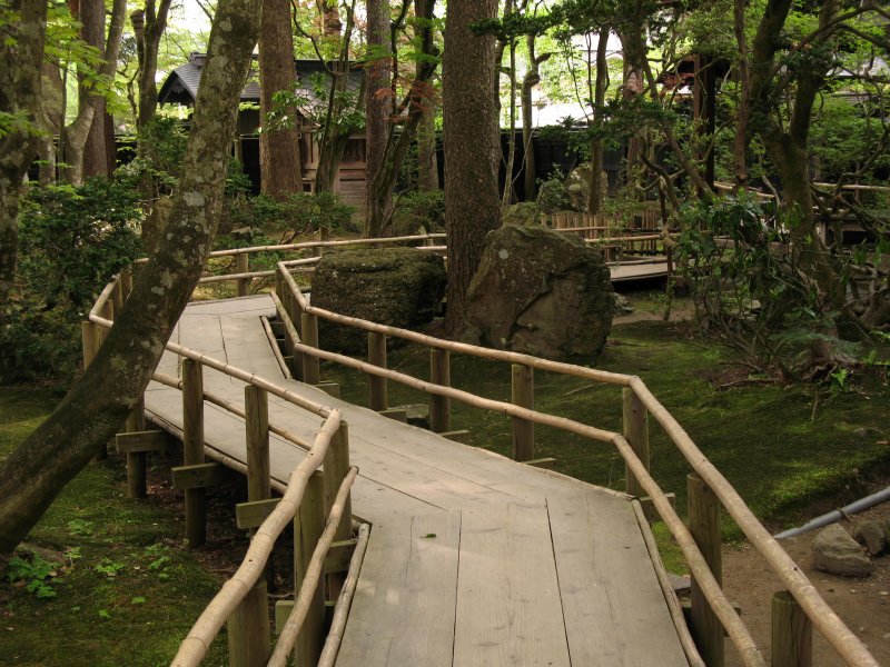 Raised path between Odano-ke and Kawarada-ke