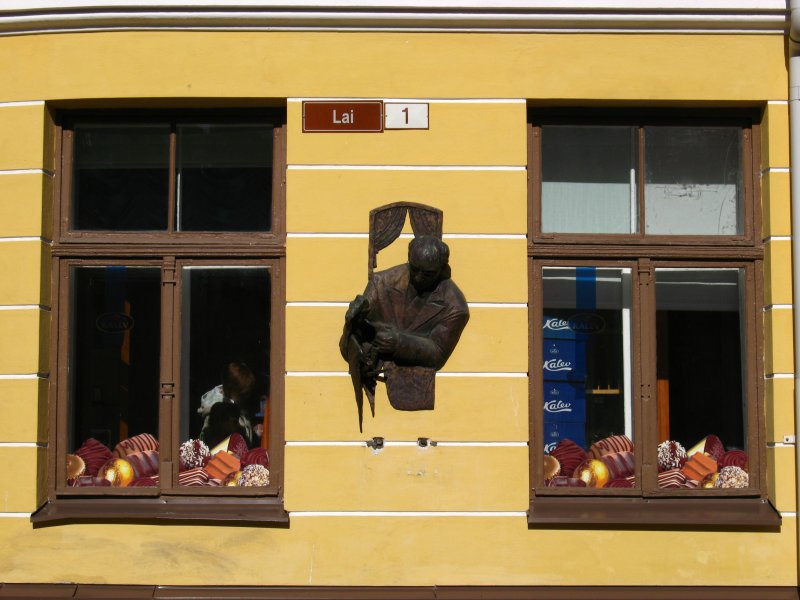 Bust on a building exterior on Lai