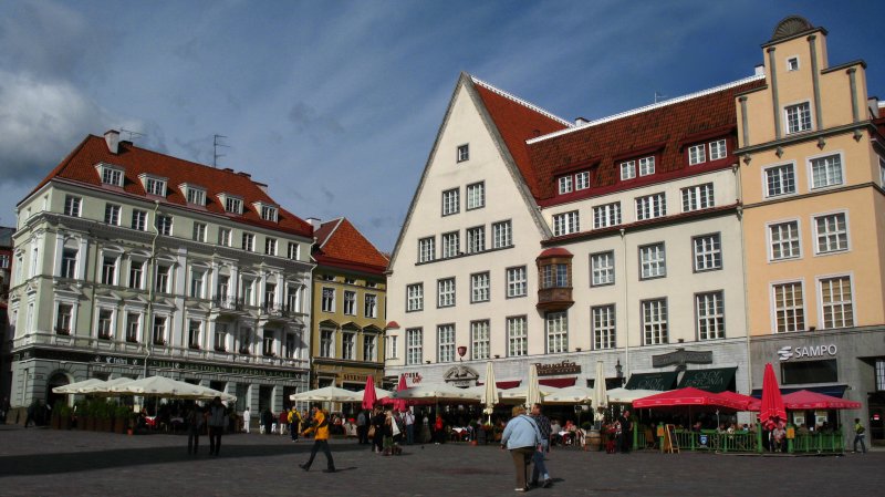 Facades and cafes on Raekoja Plats