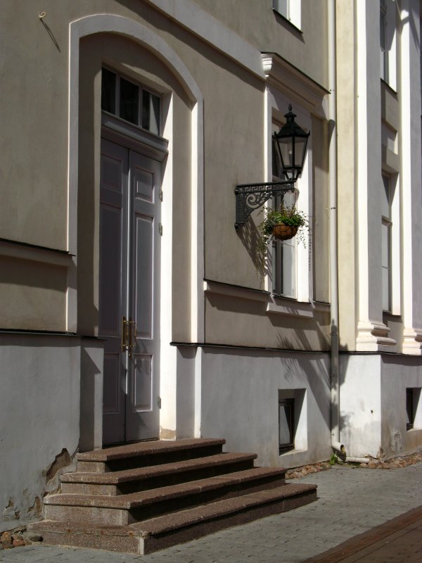 Doorstep and lantern on Rtli