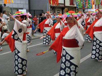 Bon dancing women