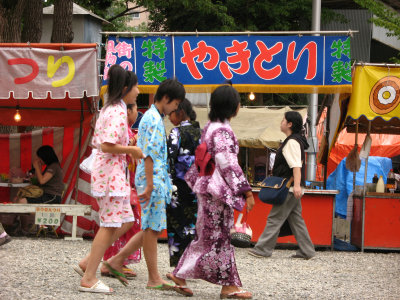 Yukata-clad girls and yakitori stall