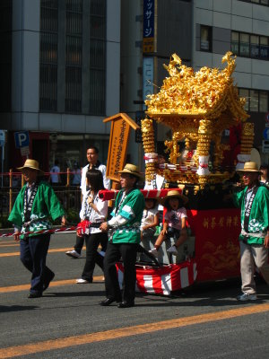 Kagura float and attendants
