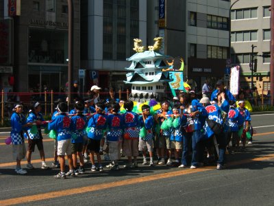 Children with Nagoya castle model