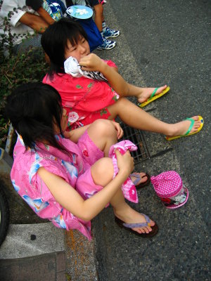 Spectator girls in jinbei