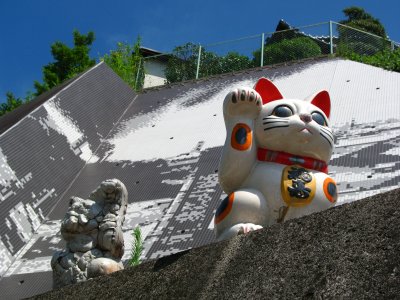 Maneki-neko on a concrete ledge