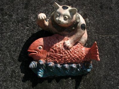 Ceramic cat and his catch