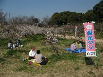 Relaxing on a warm early March day, Sōri-ike