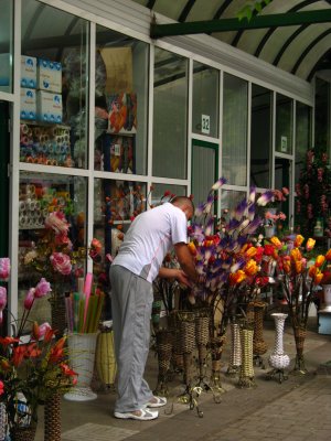 Preparing a flower arrangement