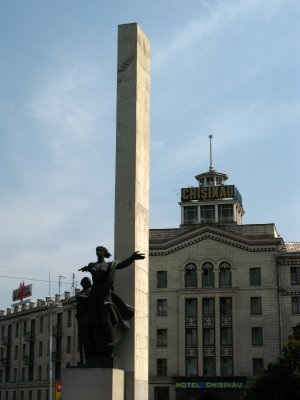 Partisan statue and front facade of the hotel