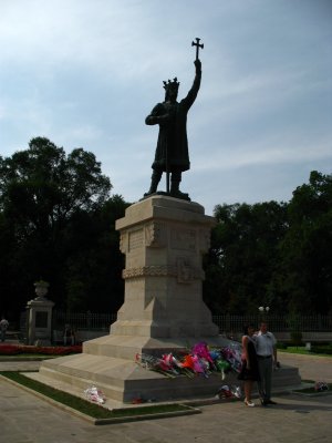 Ştefan cel Mare statue and local couple