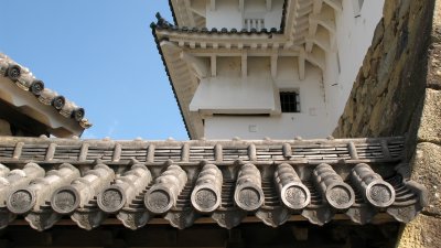 Row of tiles above the Mizuichi-mon