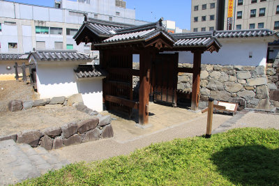 Simple lower gate of Uchimatsukage-mon