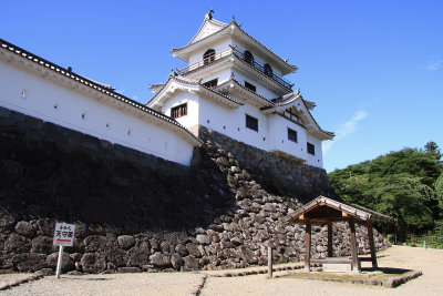 Donjon of Shiroishi-jō from the lower entrance