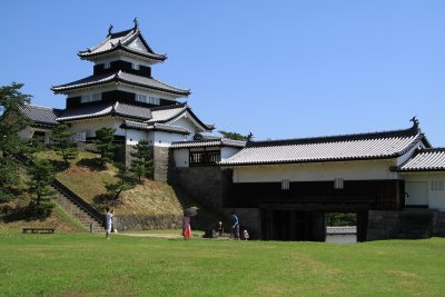 Komine-jō's donjon and main gate