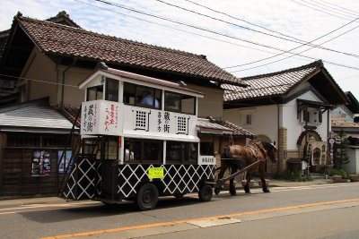 The cart proceeds down Odazugi-dōri
