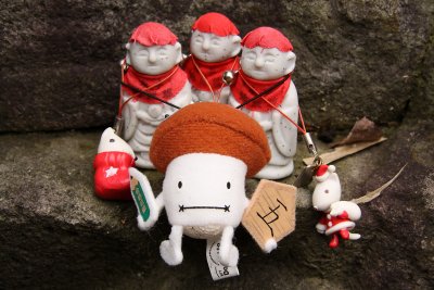 Group of jizō with stuffed character