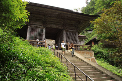 San-mon gate on the descent