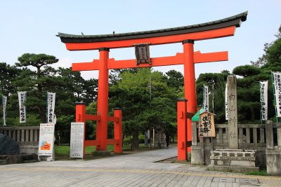 Torii at the entrance to Hakusan-kōen