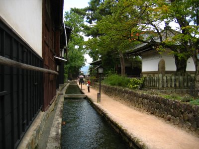 Canal and path beside Enkō-ji