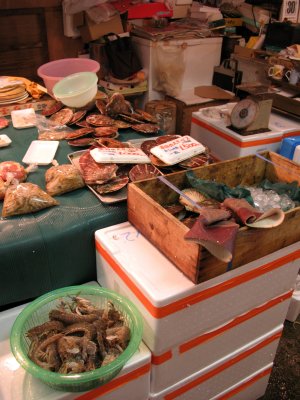 Fresh scallops and prawns at the market